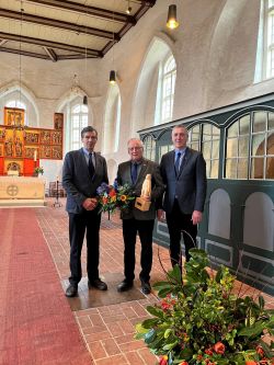 Ehrenbürgermeister Hans-Heinrich Janßen, Bürgerpreisträger Bernd Staats, Bürgermeister Stefan Raap.